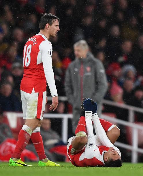 Ahi, che male la caviglia....A terra Alexis Sanchez dell&#39;Arsenal (Getty Images)